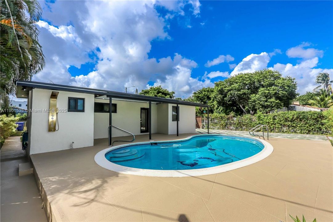 For Sale: $749,000 (3 beds, 3 baths, 1396 Square Feet)