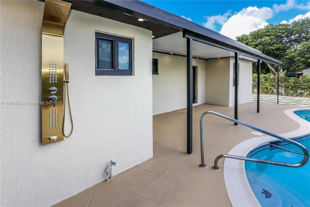 For Sale: $749,000 (3 beds, 3 baths, 1396 Square Feet)