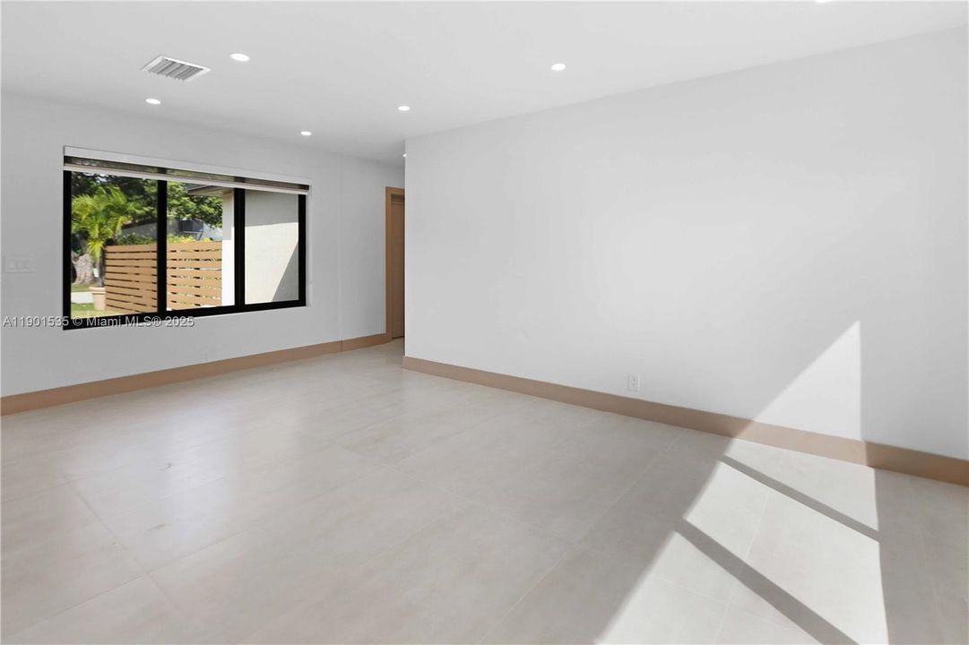 For Sale: $749,000 (3 beds, 3 baths, 1396 Square Feet)