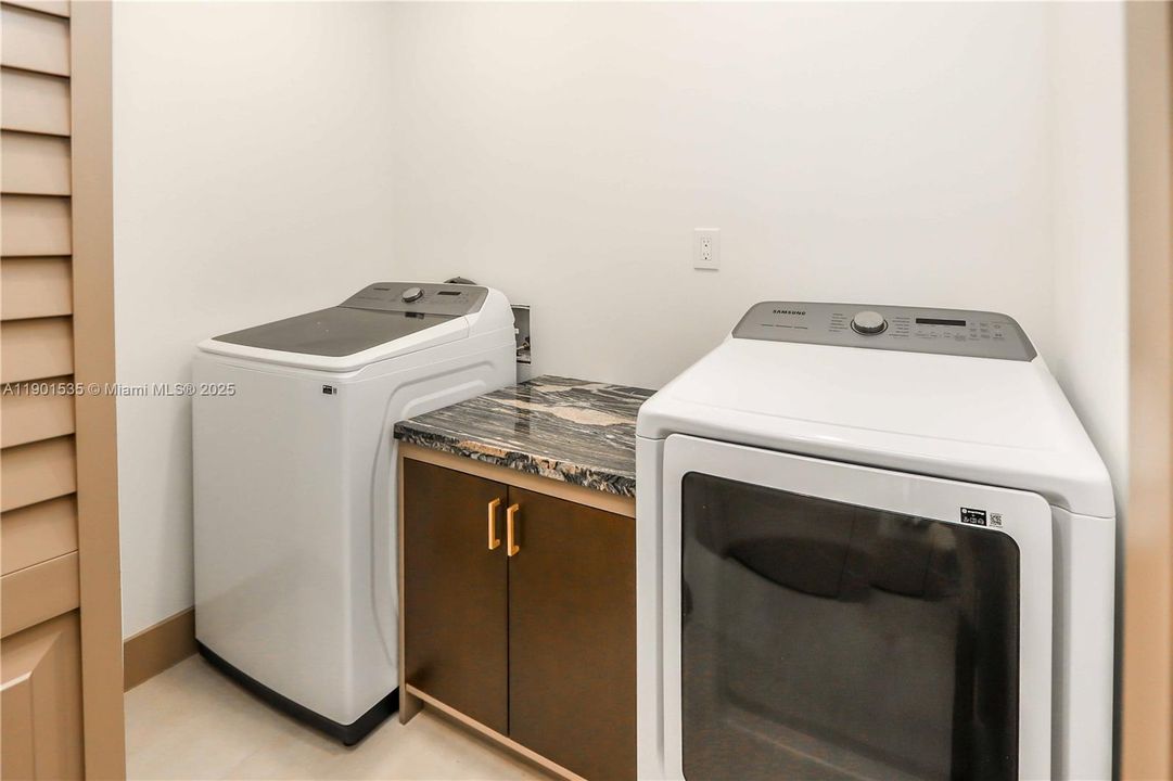 For Sale: $749,000 (3 beds, 3 baths, 1396 Square Feet)