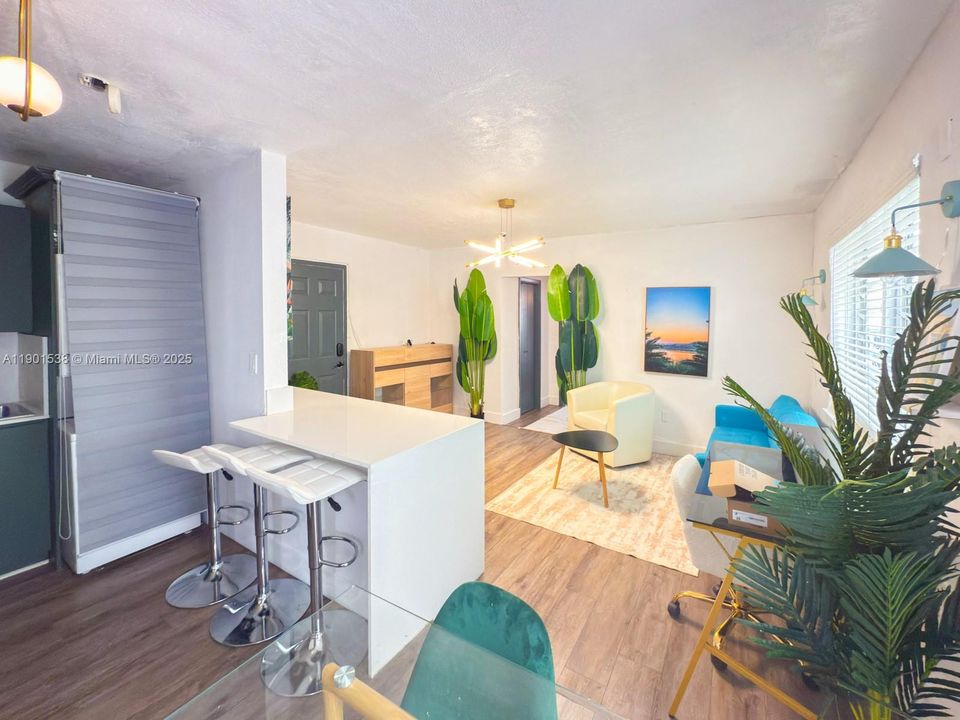 合同活跃: $189,900 (1 贝兹, 1 浴室, 493 平方英尺)