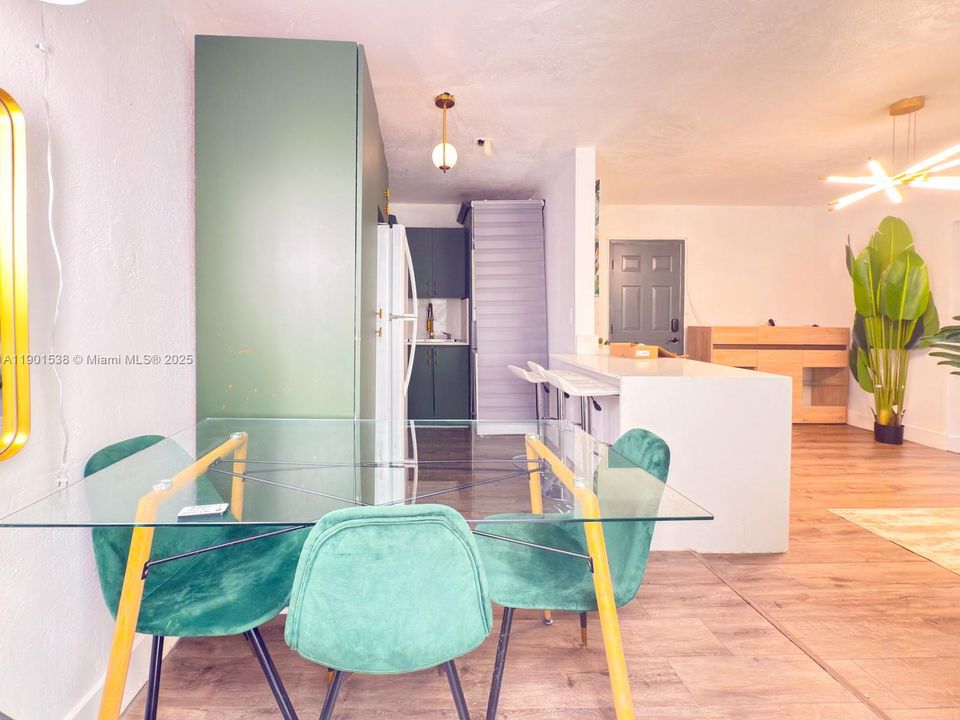 合同活跃: $189,900 (1 贝兹, 1 浴室, 493 平方英尺)