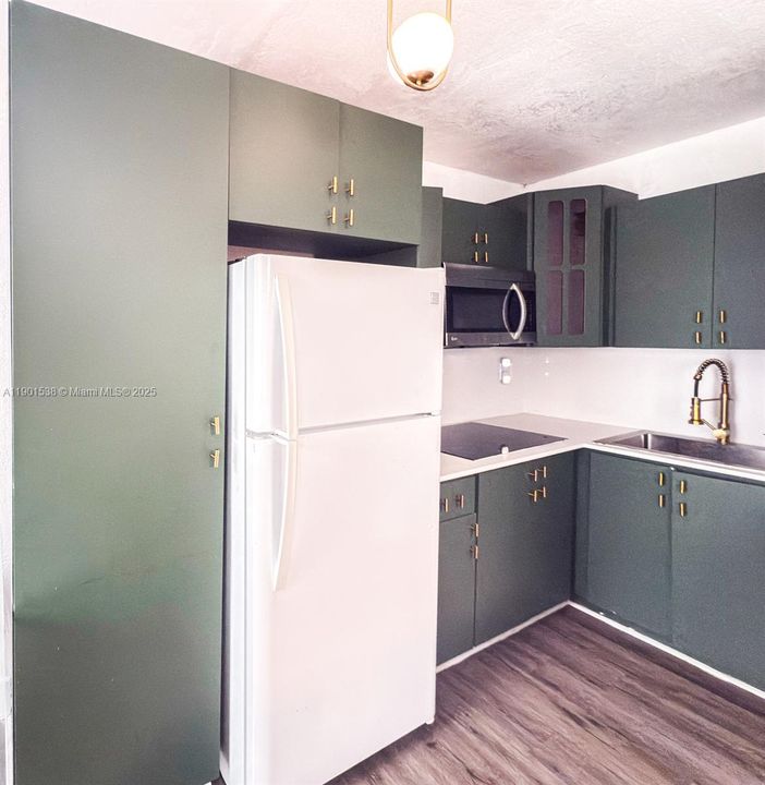 合同活跃: $189,900 (1 贝兹, 1 浴室, 493 平方英尺)