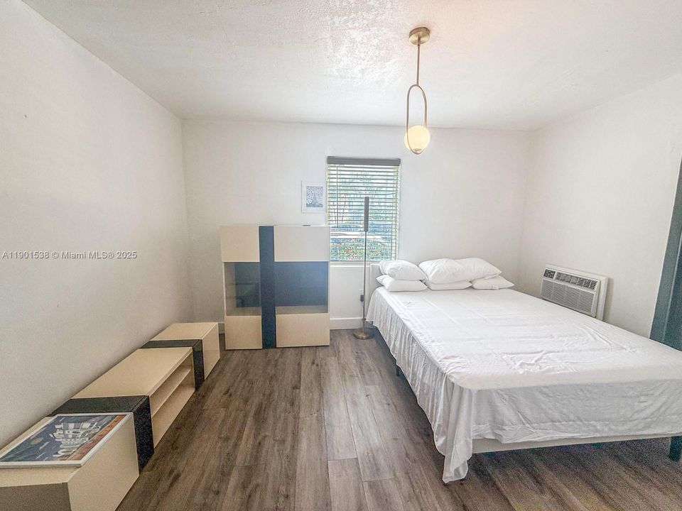 合同活跃: $189,900 (1 贝兹, 1 浴室, 493 平方英尺)