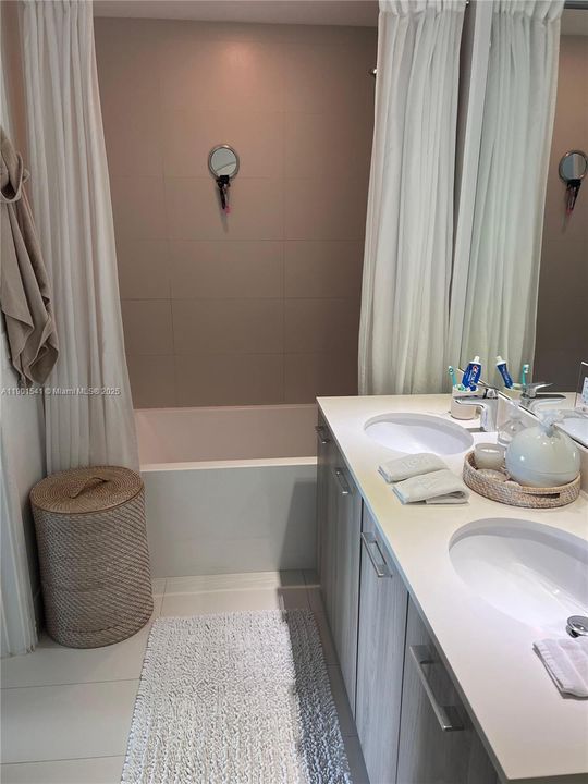 For Rent: $3,100 (1 beds, 1 baths, 746 Square Feet)