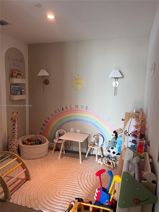 For Rent: $3,100 (1 beds, 1 baths, 746 Square Feet)