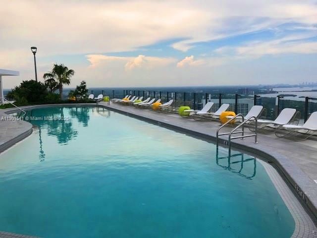 For Rent: $3,100 (1 beds, 1 baths, 746 Square Feet)