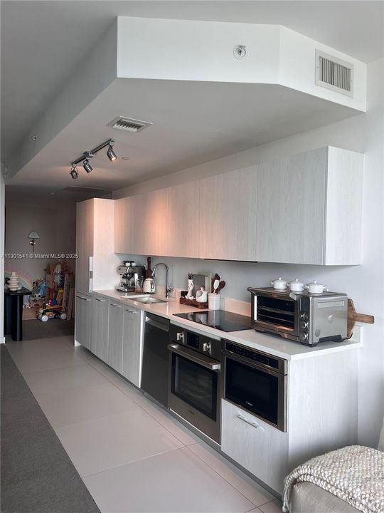 For Rent: $3,100 (1 beds, 1 baths, 746 Square Feet)