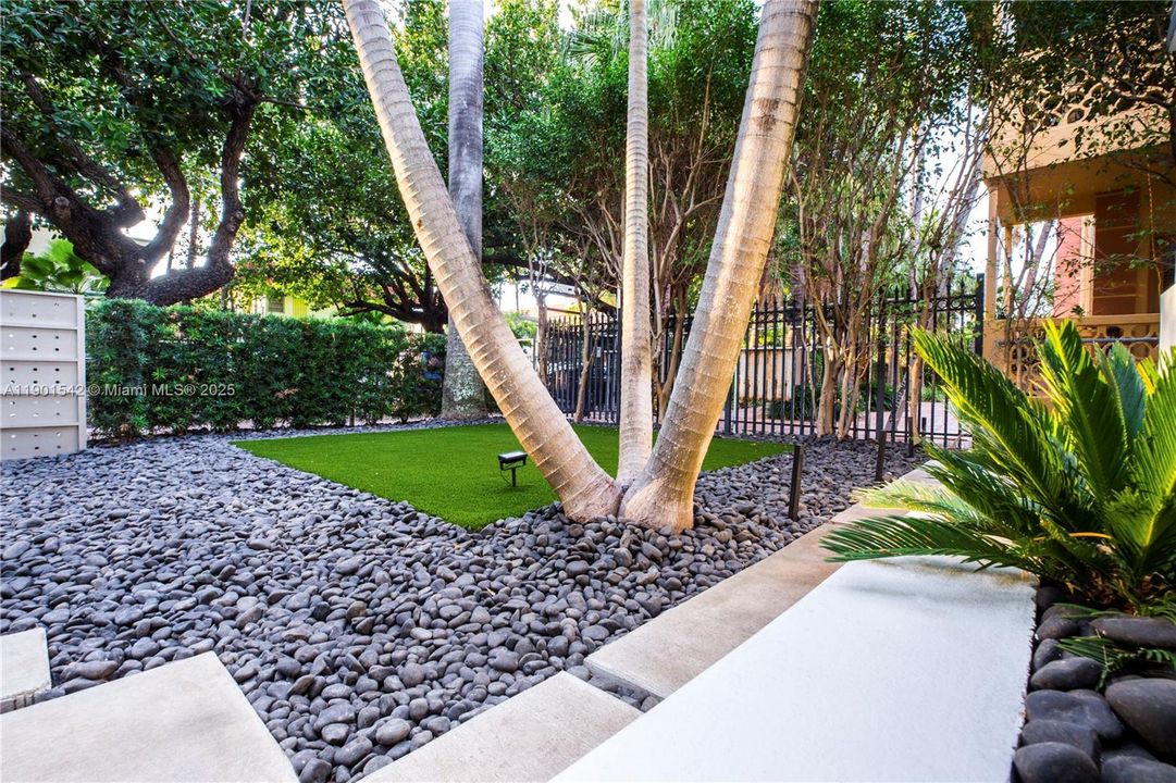 合同活跃: $2,150 (1 贝兹, 1 浴室, 599 平方英尺)