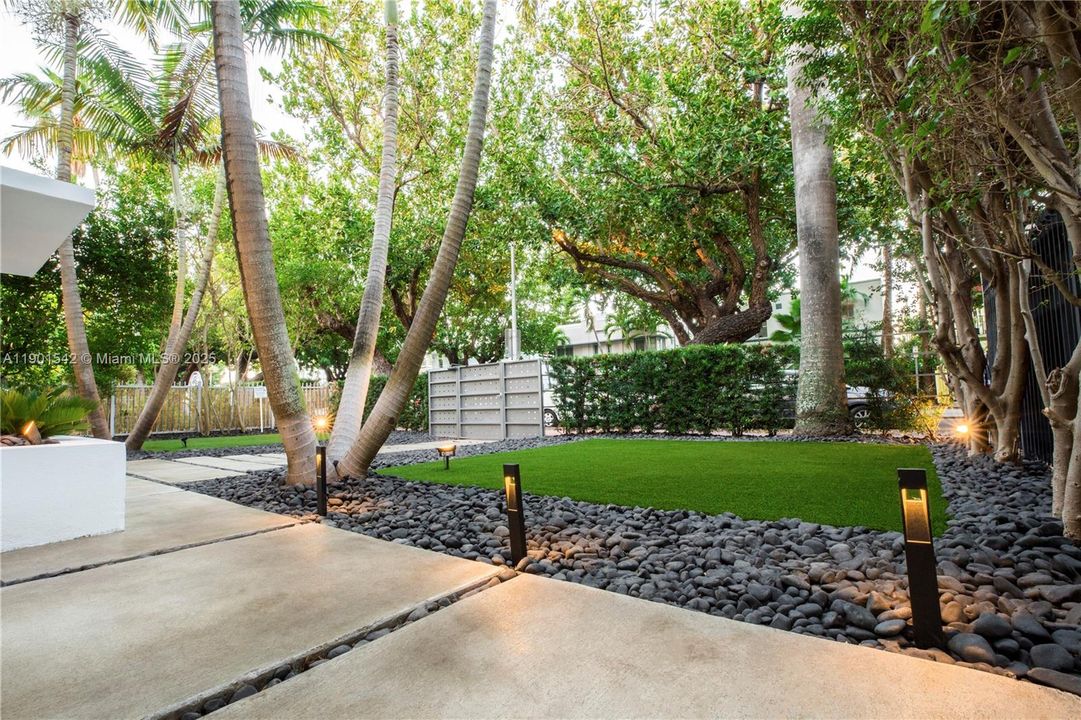 合同活跃: $2,150 (1 贝兹, 1 浴室, 599 平方英尺)