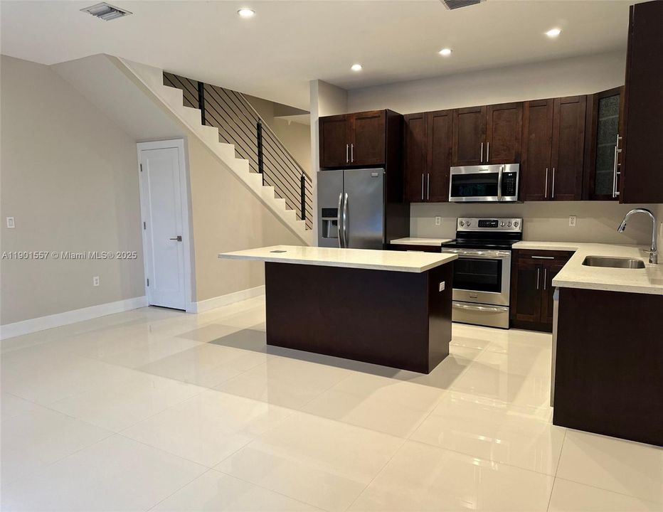 合同活跃: $3,500 (2 贝兹, 2 浴室, 1734 平方英尺)