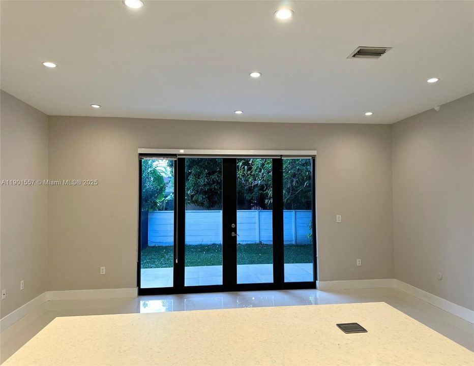 合同活跃: $3,500 (2 贝兹, 2 浴室, 1734 平方英尺)