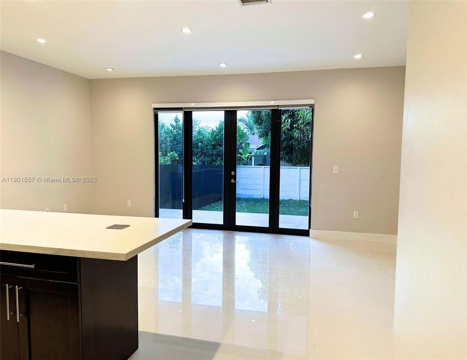 合同活跃: $3,500 (2 贝兹, 2 浴室, 1734 平方英尺)