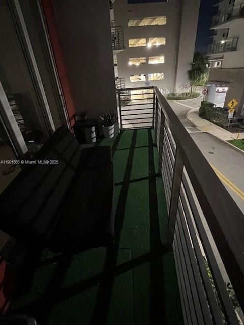 For Rent: $2,300 (1 beds, 1 baths, 726 Square Feet)