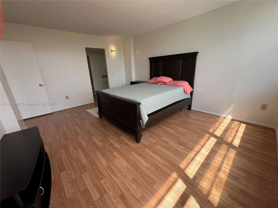 В аренду: $2,300 (2 спален, 2 ванн, 1140 Квадратных фут)