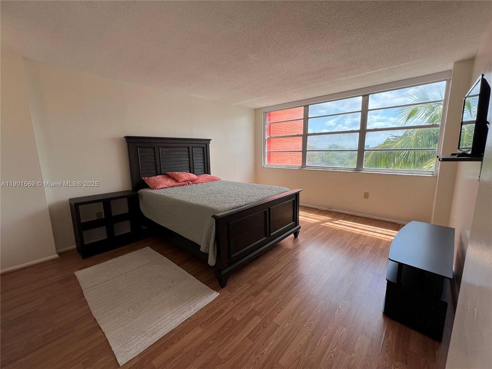 В аренду: $2,300 (2 спален, 2 ванн, 1140 Квадратных фут)