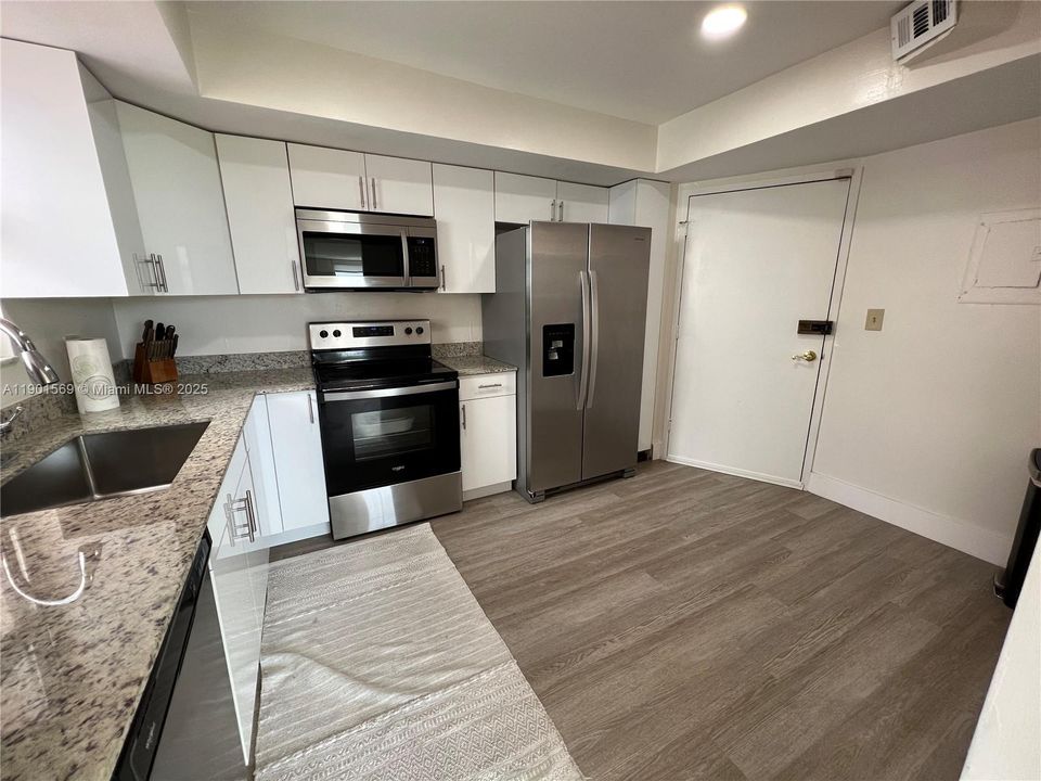 В аренду: $2,300 (2 спален, 2 ванн, 1140 Квадратных фут)