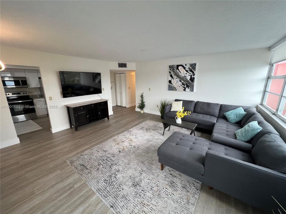 В аренду: $2,300 (2 спален, 2 ванн, 1140 Квадратных фут)