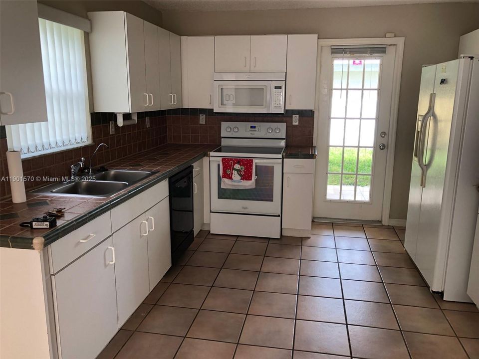 For Rent: $3,750 (4 beds, 2 baths, 1725 Square Feet)