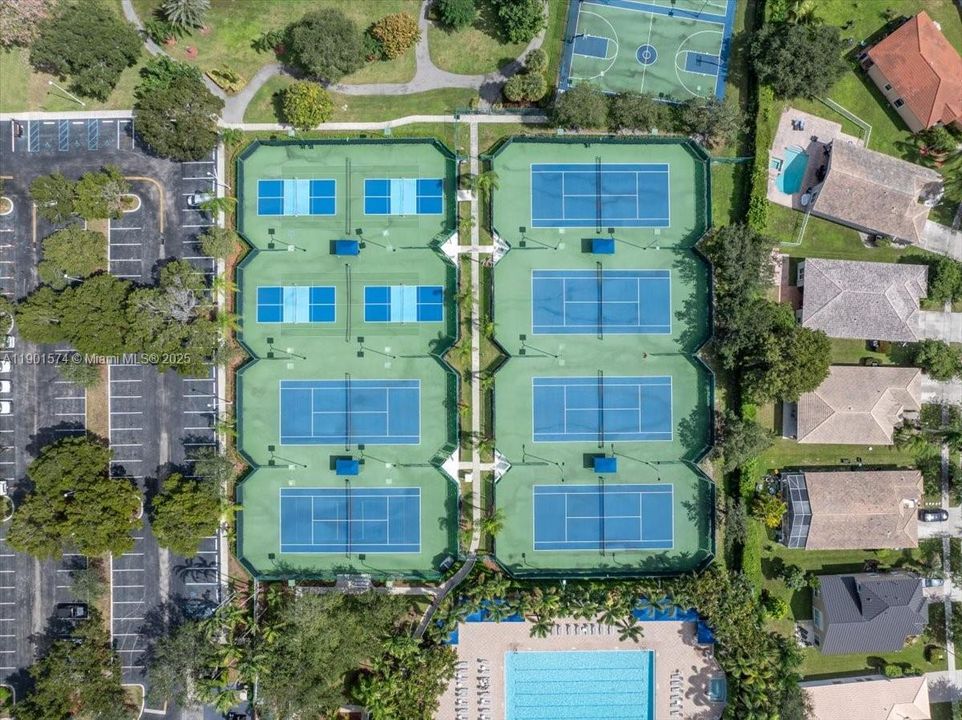 Под контрактом: $1,000,000 (5 спален, 3 ванн, 3345 Квадратных фут)