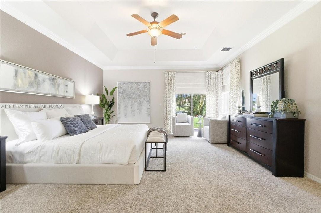 Под контрактом: $1,000,000 (5 спален, 3 ванн, 3345 Квадратных фут)