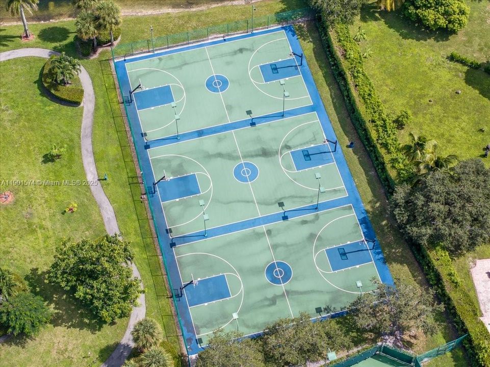 Под контрактом: $1,000,000 (5 спален, 3 ванн, 3345 Квадратных фут)