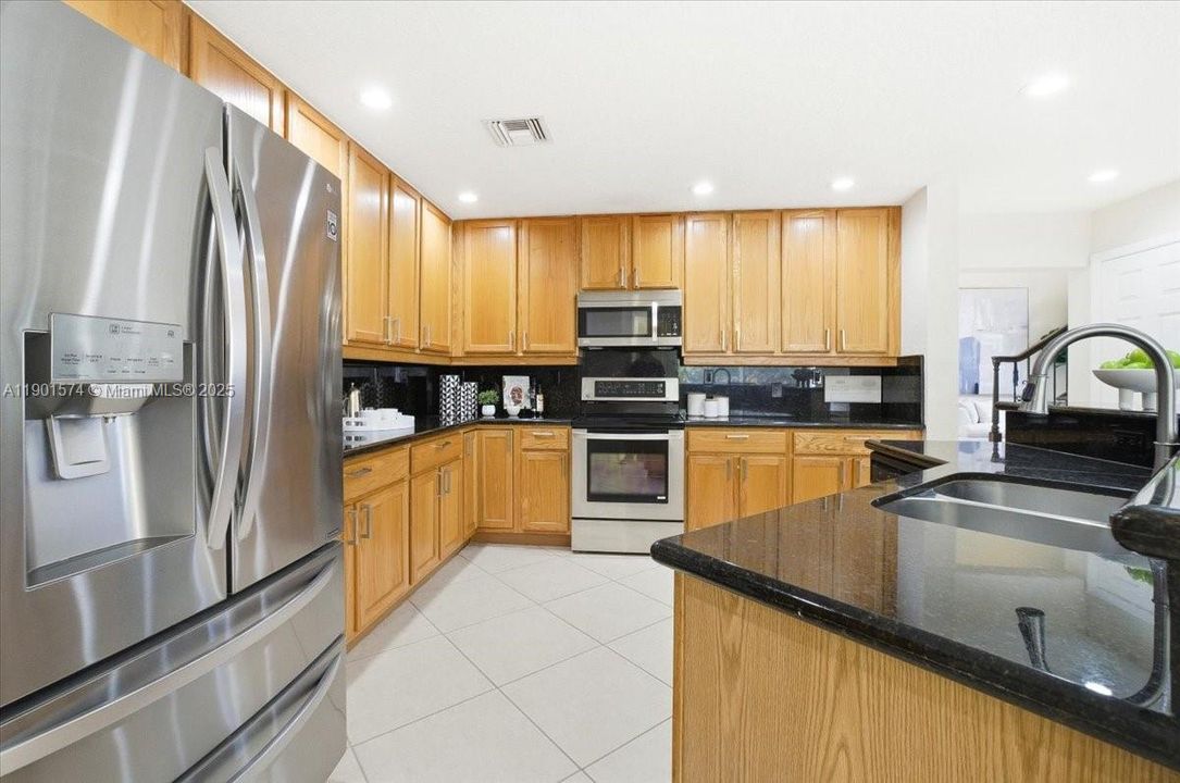 Под контрактом: $1,000,000 (5 спален, 3 ванн, 3345 Квадратных фут)