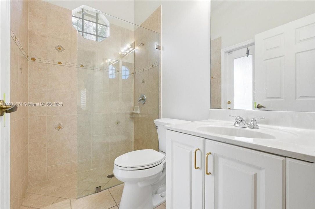 Под контрактом: $1,000,000 (5 спален, 3 ванн, 3345 Квадратных фут)