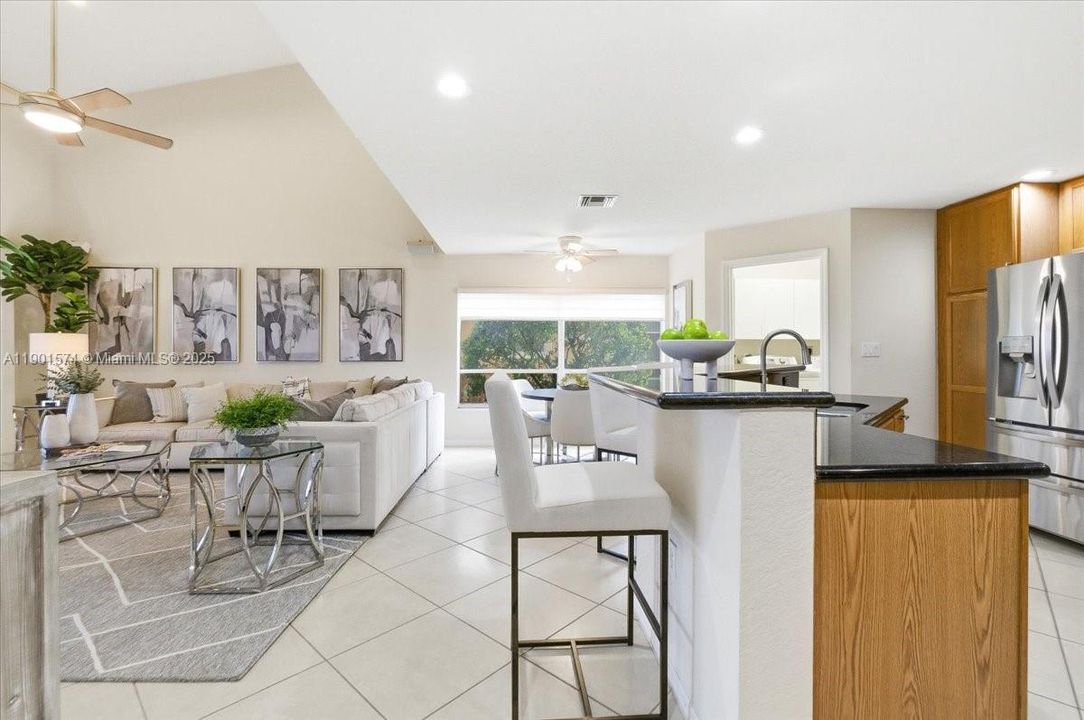 Под контрактом: $1,000,000 (5 спален, 3 ванн, 3345 Квадратных фут)