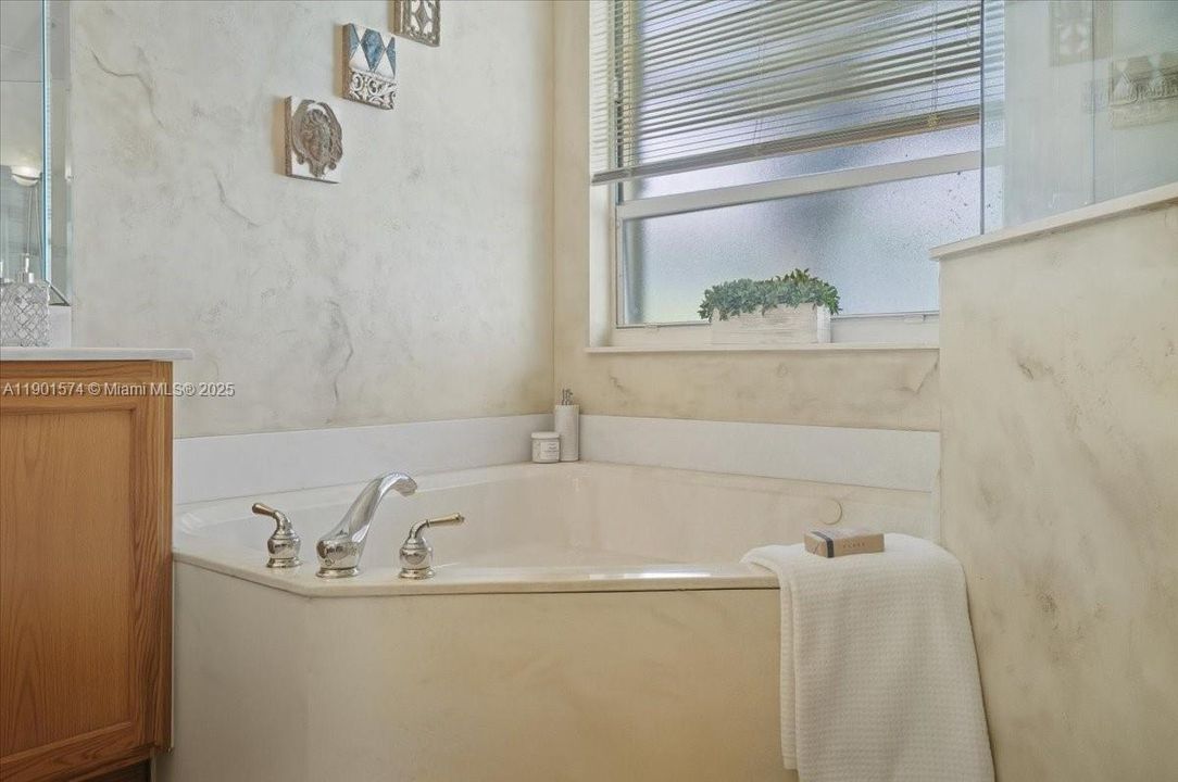 Под контрактом: $1,000,000 (5 спален, 3 ванн, 3345 Квадратных фут)