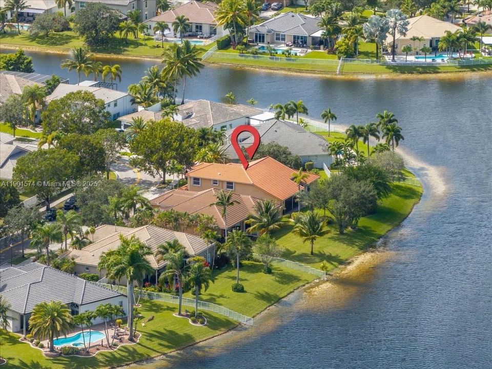 Под контрактом: $1,000,000 (5 спален, 3 ванн, 3345 Квадратных фут)