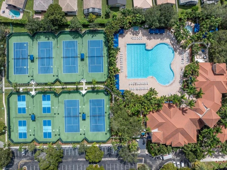 Под контрактом: $1,000,000 (5 спален, 3 ванн, 3345 Квадратных фут)