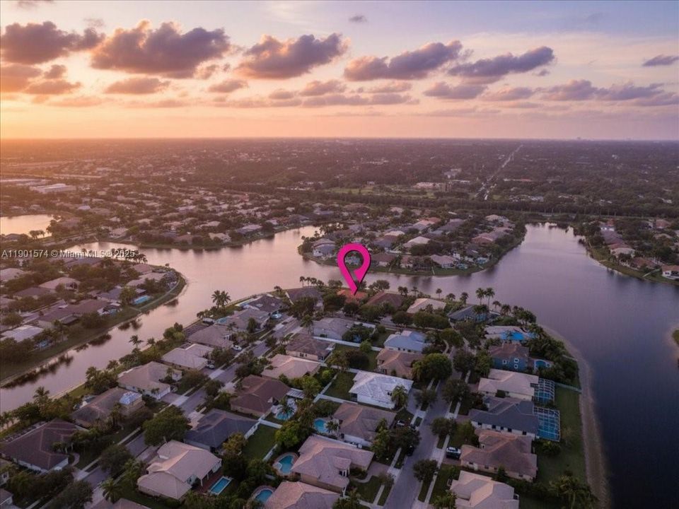 Под контрактом: $1,000,000 (5 спален, 3 ванн, 3345 Квадратных фут)