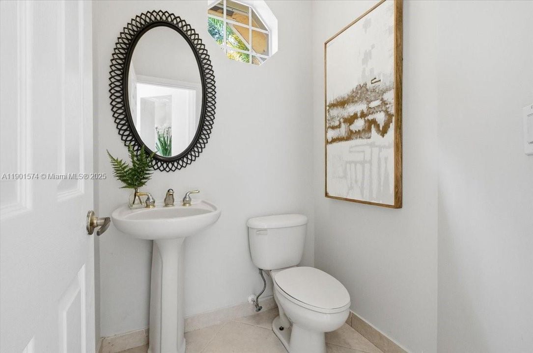 Под контрактом: $1,000,000 (5 спален, 3 ванн, 3345 Квадратных фут)