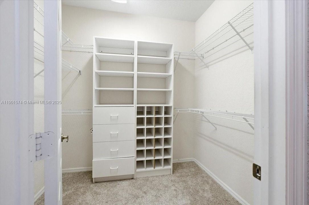 Под контрактом: $1,000,000 (5 спален, 3 ванн, 3345 Квадратных фут)