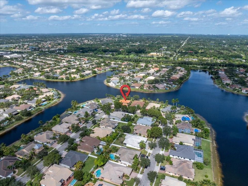 Под контрактом: $1,000,000 (5 спален, 3 ванн, 3345 Квадратных фут)