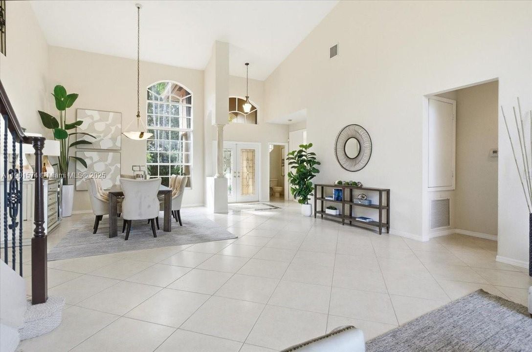 Под контрактом: $1,000,000 (5 спален, 3 ванн, 3345 Квадратных фут)