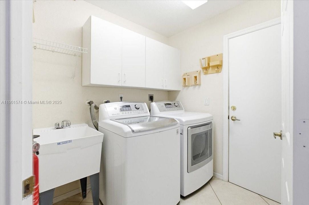 Под контрактом: $1,000,000 (5 спален, 3 ванн, 3345 Квадратных фут)