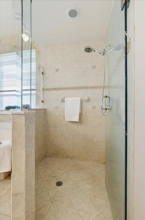 Под контрактом: $1,000,000 (5 спален, 3 ванн, 3345 Квадратных фут)