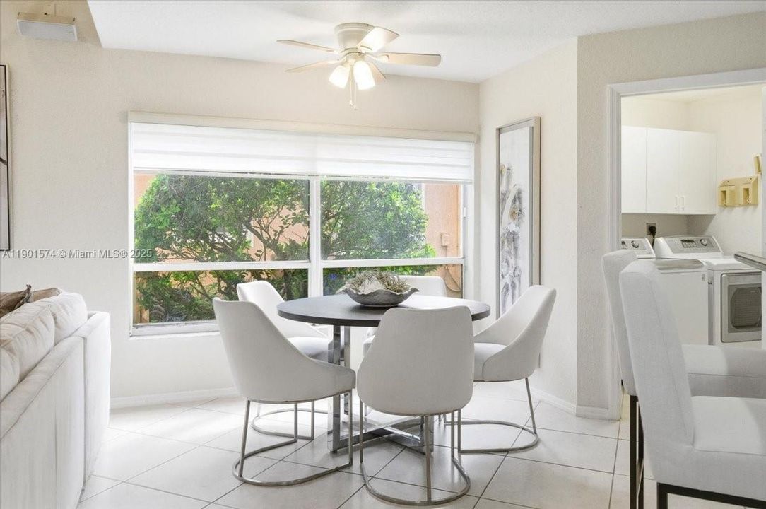 Под контрактом: $1,000,000 (5 спален, 3 ванн, 3345 Квадратных фут)