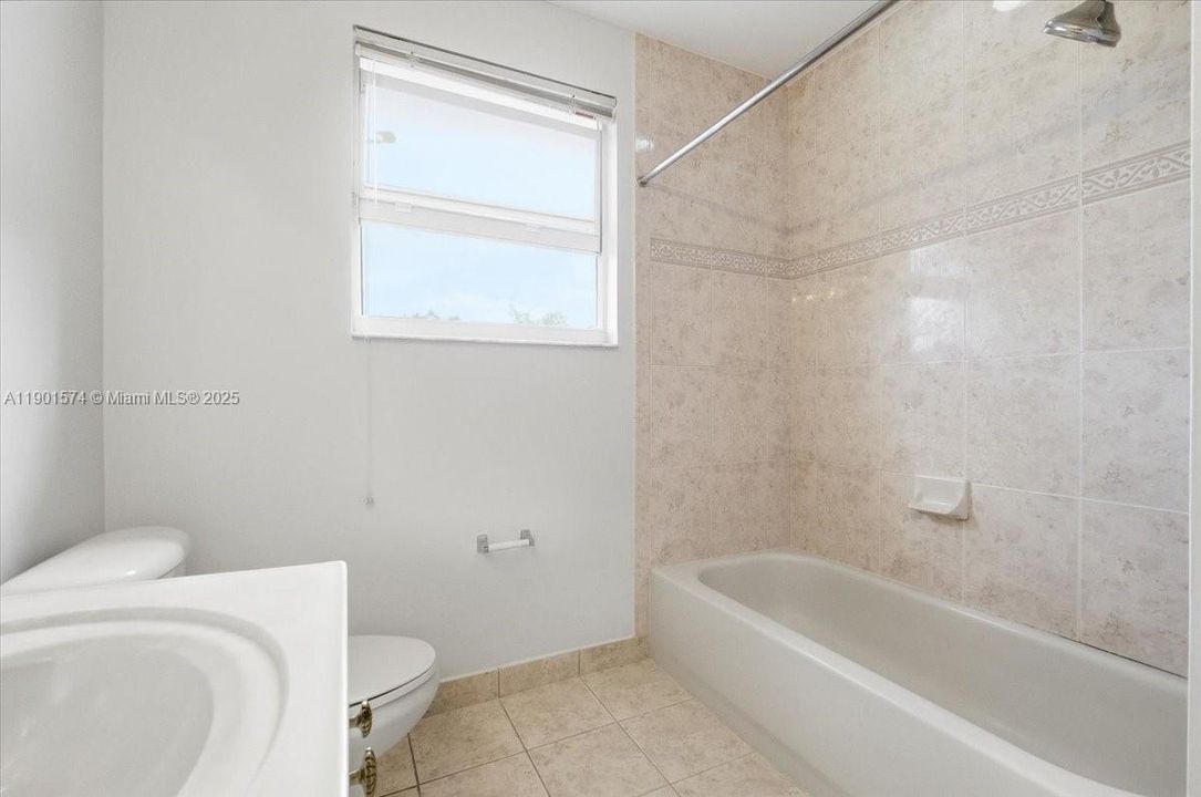 Под контрактом: $1,000,000 (5 спален, 3 ванн, 3345 Квадратных фут)