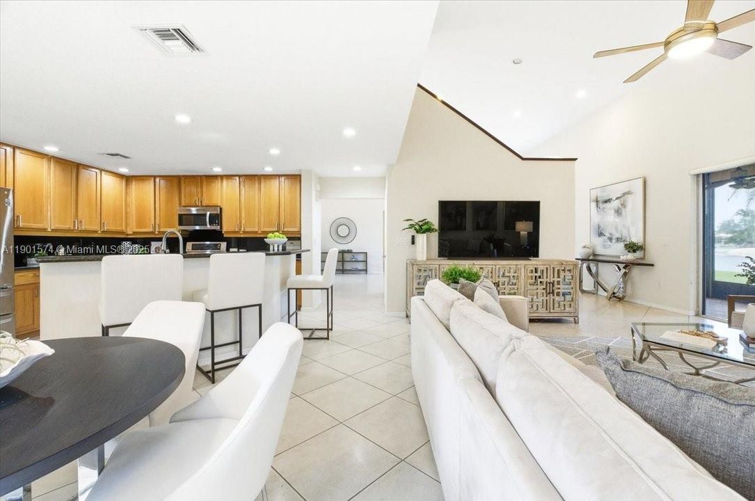 Под контрактом: $1,000,000 (5 спален, 3 ванн, 3345 Квадратных фут)