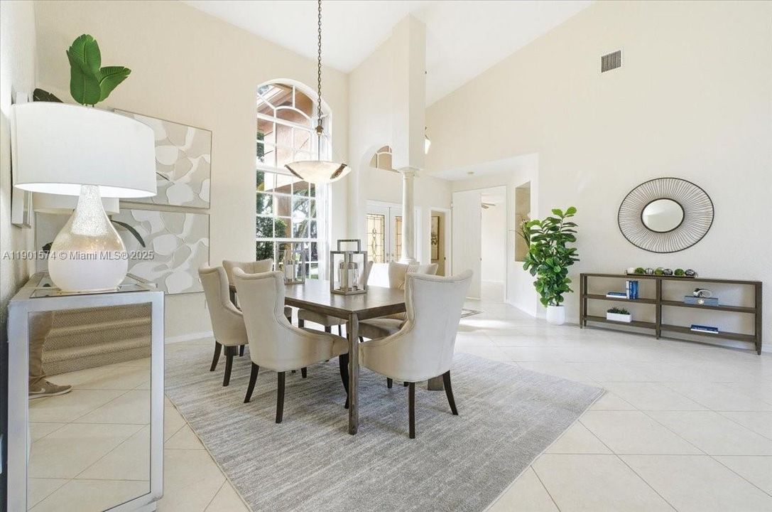 Под контрактом: $1,000,000 (5 спален, 3 ванн, 3345 Квадратных фут)