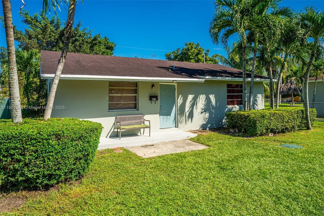 3/2 STARTER HOME OR AN INVESTMENT PROPERTY IN THE HEART OF HOMESTEAD ACROSS FROM THE COMMUNITY PARK