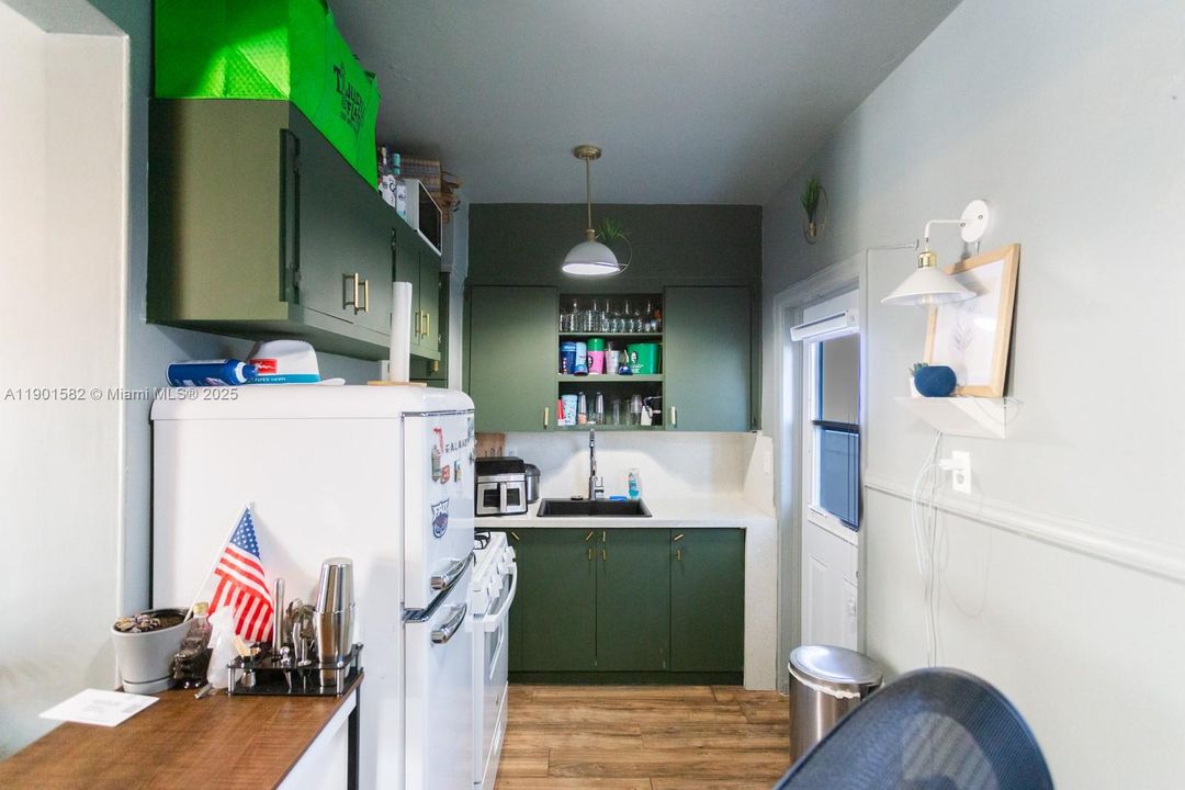 Active With Contract: $199,000 (1 beds, 1 baths, 431 Square Feet)