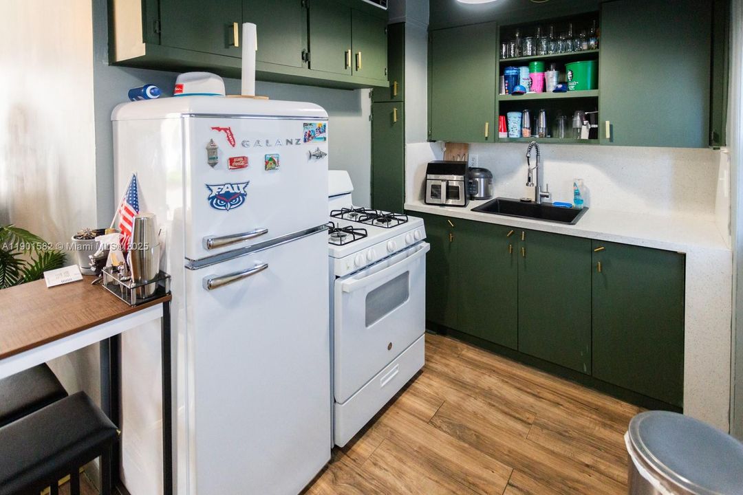 Active With Contract: $199,000 (1 beds, 1 baths, 431 Square Feet)