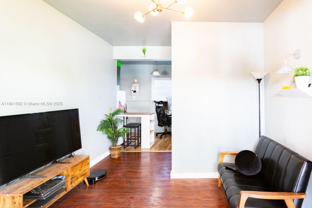 Active With Contract: $199,000 (1 beds, 1 baths, 431 Square Feet)