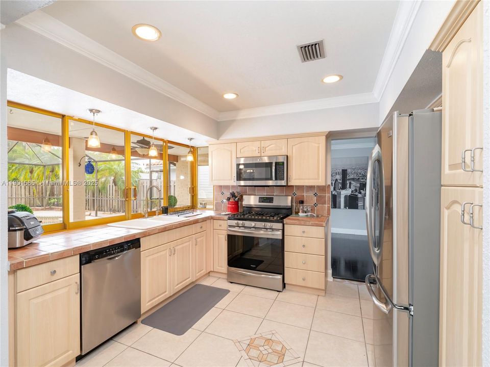 Active With Contract: $699,999 (3 beds, 2 baths, 1786 Square Feet)