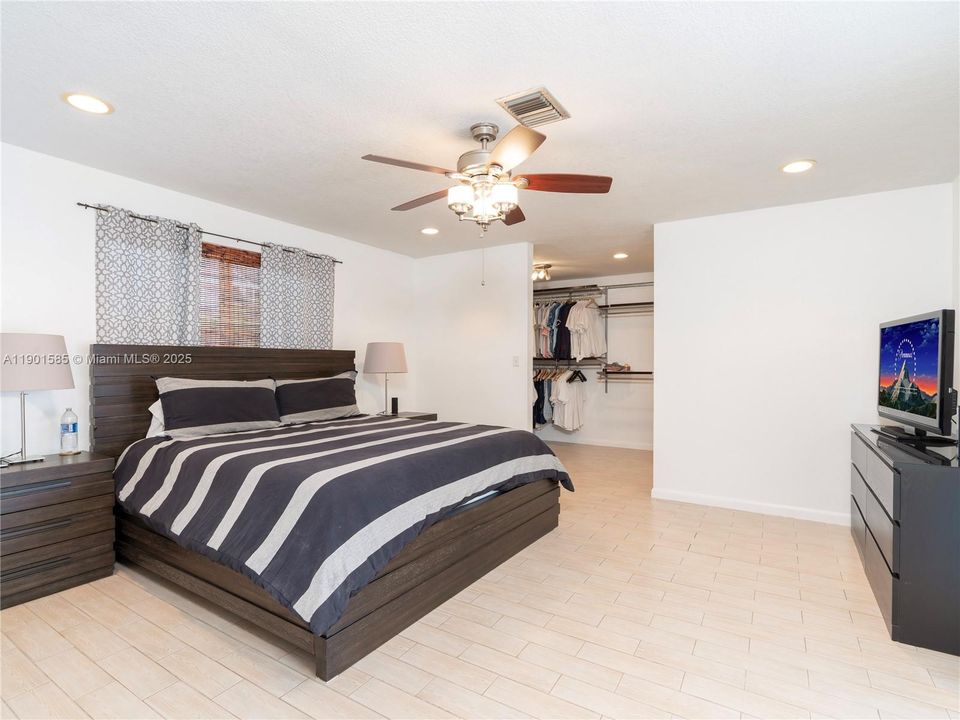 Active With Contract: $699,999 (3 beds, 2 baths, 1786 Square Feet)