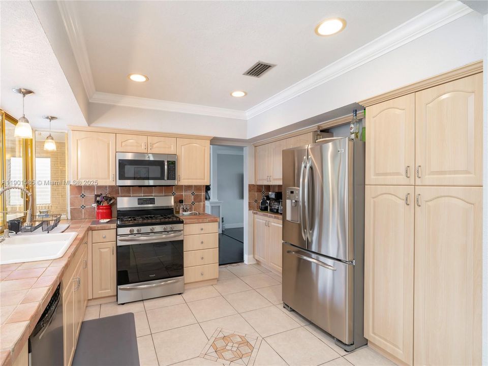 Active With Contract: $699,999 (3 beds, 2 baths, 1786 Square Feet)